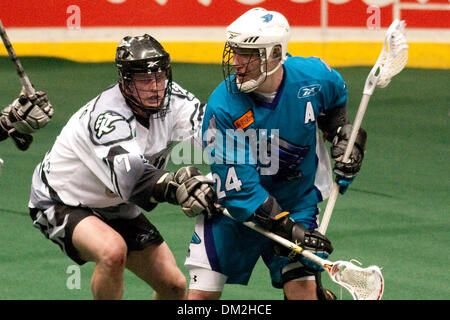 Rochester teilen weiterleiten John Grant Jr.(24) Werke an Edmonton Rush Verteidiger Mac Allen (7) vorbei. Edmonton besiegte Rochester 12-11 Blue Cross Arena in Rochester, NY. (Kredit-Bild: © Mark Konezny/Southcreek Global/ZUMApress.com) Stockfoto