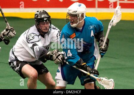 Rochester teilen weiterleiten John Grant Jr.(24) Werke an Edmonton Rush Verteidiger Mac Allen (7) vorbei. Edmonton besiegte Rochester 12-11 Blue Cross Arena in Rochester, NY. (Kredit-Bild: © Mark Konezny/Southcreek Global/ZUMApress.com) Stockfoto