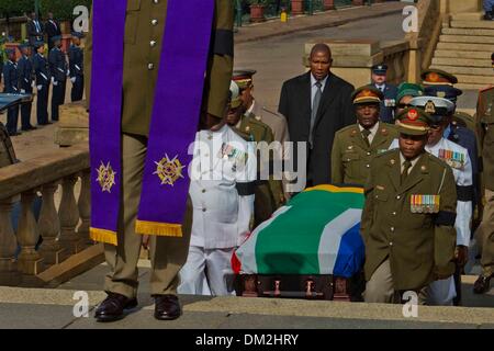 Pretoria, Südafrika. 11. Dezember 2013. Mandla Mandela Uhren Nelson Mandelas Sarg auf die Union Kleinhaus am 11. Dezember 2013 in Pretoria, Südafrika. Ehemaligen Präsidenten Südafrikas, Nelson Mandela, verstarb am Abend des 5. Dezember 2013. Vom 11. bis 13. Dezember 2013 wird er zum public Viewing im Zustand liegen. Seinem Staatsbegräbnis statt findet am 15. Dezember 2013, um sein Gehöft in Qunu. Bildnachweis: Alet Pretorius/Foto24/Gallo Images/Alamy Live News Stockfoto