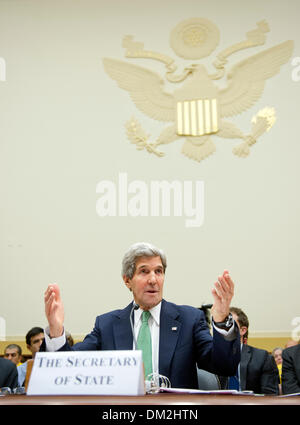 Washington DC, USA. 11. Dezember 2013. United States Secretary Of State John F. Kerry bezeugt vor dem US-Komitee für auswärtige Angelegenheiten auf "The Iran Kernabkommen: tut es weitere nationale Sicherheit der USA?" in das Rayburn House Office Building in Washington, DC auf Dienstag, 10. Dezember 2013. Bildnachweis: Ron Sachs / CNP Stockfoto