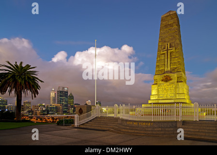 Western Australien War Memorial im Kings Park in der Abenddämmerung. Stockfoto