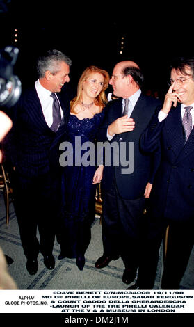 19. November 1998 - London, Großbritannien - LAUNCH von den PIRELLI-Kalender bei V & A... Die Duchess of York, Fergie mit Graf Gaddo Della Gherardescha und (links), die MD Pirelli Europe.19/11/98(Credit Image: © Globe Photos/ZUMAPRESS.com) Stockfoto