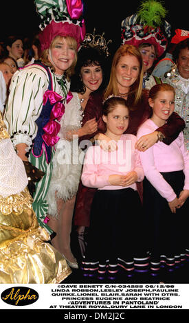 6. Dezember 1998 - London, Großbritannien - 12.06.98 DURY LANE IN LONDON. LINDA ROBSON, LESLEY JOSEPH, PAULINE QUIRKE. LIONEL BLAIR UND SARAH FERGUSON MIT TÖCHTERN PRINZESSIN EUGENIE UND PRINZESSIN BEATRICE BEI DER CHARITY. PANTOMINE "Abenteuer im PANTOLAND" im THEATRE ROYAL (Kredit-Bild: © Globe Photos/ZUMAPRESS.com) Stockfoto