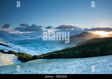 Schnee auf dem Piano Grande im Morgengrauen, Nationalpark Monti Sibillini, Umbrien. Italien Stockfoto