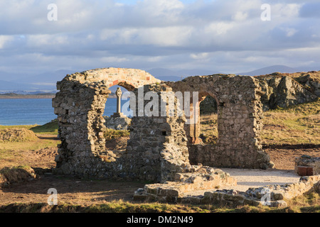 16. Jahrhundert historischen Ruinen von St Dwynwen Kirche mit Keltenkreuz auf Ynys Llanddwyn Island, Isle of Anglesey, North Wales, UK Stockfoto