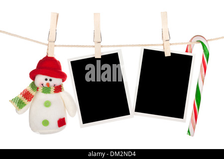 Leere Bilderrahmen und Schneemann auf die Wäscheleine hängen. Isoliert auf weißem Hintergrund Stockfoto