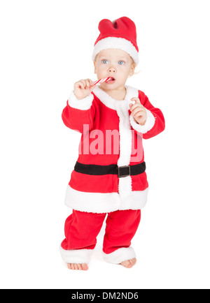 Baby Santa mit Zuckerstange. Isoliert auf weißem Hintergrund Stockfoto