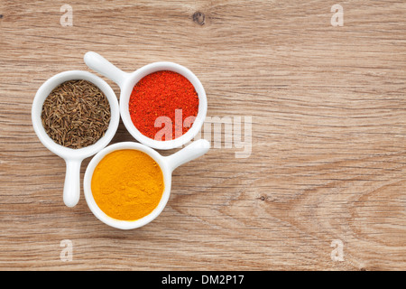 Verschiedene Gewürze Auswahl auf Holztisch Stockfoto