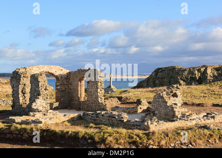 Historische Ruinen aus dem 16. Jahrhundert, die Kirche des Hl. Dwynwen mit keltischen Kreuz auf Ynys Llanddwyn Island AONB. Isle of Anglesey, North Wales, UK Stockfoto