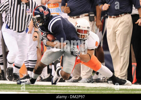 Mississippi Wide Receiver Shay Hodge (3) macht die Rezeption während der ersten Hälfte Aktion im Spiel zwischen #21 rangiert Oklahoma State Cowboys und der Ole Miss Rebellen im Cowboys Stadium in Arlington, Texas gespielt wird.  An der Hälfte der Ole Miss führt OSU 7-0. (Kredit-Bild: © Steven Leija/Southcreek Global/ZUMApress.com) Stockfoto