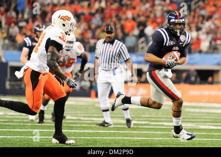 Mississippi Wide Receiver Shay Hodge (3) macht die Rezeption während der ersten Hälfte Aktion im Spiel zwischen #21 rangiert Oklahoma State Cowboys und der Ole Miss Rebellen im Cowboys Stadium in Arlington, Texas gespielt wird.  An der Hälfte der Ole Miss führt OSU 7-0. (Kredit-Bild: © Steven Leija/Southcreek Global/ZUMApress.com) Stockfoto
