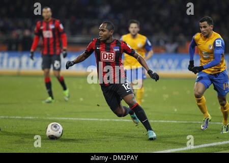 Braunschweig, Deutschland. 8. Dezember 2013. Ronny (Hertha) Fußball / Fußball: Bundesliga-Spiel zwischen Eintracht Braunschweig 0-2 Hertha BSC Berlin im Eintracht-Stadion in Braunschweig, Deutschland. © AFLO/Alamy Live-Nachrichten Stockfoto