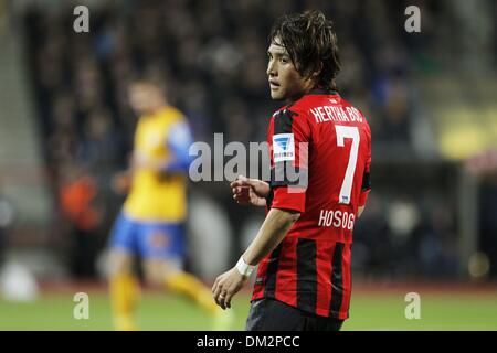 Braunschweig, Deutschland. 8. Dezember 2013. Hajime Hosogai (Hertha) Fußball / Fußball: Bundesliga-Spiel zwischen Eintracht Braunschweig 0-2 Hertha BSC Berlin im Eintracht-Stadion in Braunschweig, Deutschland. © AFLO/Alamy Live-Nachrichten Stockfoto