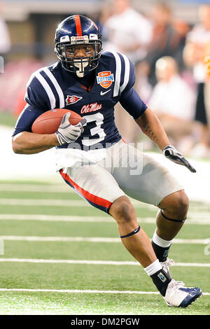 Mississippi Wide Receiver Shay Hodge (3) macht die Rezeption im Spiel zwischen #21 rangiert Oklahoma State Cowboys und der Ole Miss Rebellen im Cowboys Stadium in Arlington, Texas gespielt wird.  Der Ole Miss Niederlagen OSU 21-7. (Kredit-Bild: © Steven Leija/Southcreek Global/ZUMApress.com) Stockfoto