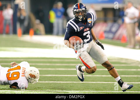 Mississippi Wide Receiver Shay Hodge (3) macht die Rezeption im Spiel zwischen #21 rangiert Oklahoma State Cowboys und der Ole Miss Rebellen im Cowboys Stadium in Arlington, Texas gespielt wird.  Der Ole Miss Niederlagen OSU 21-7. (Kredit-Bild: © Steven Leija/Southcreek Global/ZUMApress.com) Stockfoto