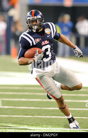 Mississippi Wide Receiver Shay Hodge (3) macht die Rezeption im Spiel zwischen #21 rangiert Oklahoma State Cowboys und der Ole Miss Rebellen im Cowboys Stadium in Arlington, Texas gespielt wird.  Der Ole Miss Niederlagen OSU 21-7. (Kredit-Bild: © Steven Leija/Southcreek Global/ZUMApress.com) Stockfoto