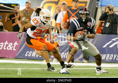 Mississippi Wide Receiver Shay Hodge (3) macht den Greifer im Spiel zwischen #21 rangiert Oklahoma State Cowboys und der Ole Miss Rebellen im Cowboys Stadium in Arlington, Texas gespielt wird.  Der Ole Miss Niederlagen OSU 21-7. (Kredit-Bild: © Steven Leija/Southcreek Global/ZUMApress.com) Stockfoto