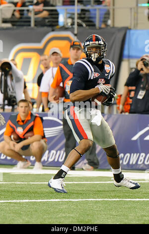 Mississippi Wide Receiver Shay Hodge (3) macht den Greifer im Spiel zwischen #21 rangiert Oklahoma State Cowboys und der Ole Miss Rebellen im Cowboys Stadium in Arlington, Texas gespielt wird.  Der Ole Miss Niederlagen OSU 21-7. (Kredit-Bild: © Steven Leija/Southcreek Global/ZUMApress.com) Stockfoto
