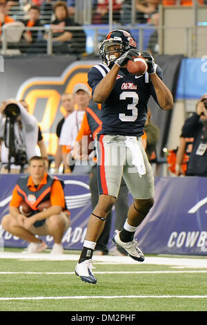 Mississippi Wide Receiver Shay Hodge (3) macht den Greifer im Spiel zwischen #21 rangiert Oklahoma State Cowboys und der Ole Miss Rebellen im Cowboys Stadium in Arlington, Texas gespielt wird.  Der Ole Miss Niederlagen OSU 21-7. (Kredit-Bild: © Steven Leija/Southcreek Global/ZUMApress.com) Stockfoto