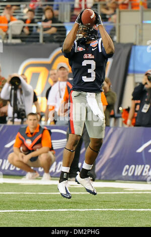 Mississippi Wide Receiver Shay Hodge (3) macht den Greifer im Spiel zwischen #21 rangiert Oklahoma State Cowboys und der Ole Miss Rebellen im Cowboys Stadium in Arlington, Texas gespielt wird.  Der Ole Miss Niederlagen OSU 21-7. (Kredit-Bild: © Steven Leija/Southcreek Global/ZUMApress.com) Stockfoto