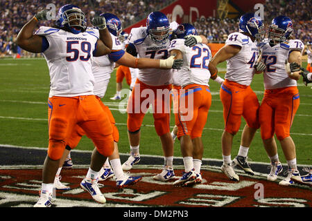 Boise State Broncos Kampf gegen TCU gehörnte Frösche in der 39. jährlichen Fiesta Bowl Tostitos gesponsert.  Boise State Spieler beleidigender Störungssucher Will Lawrence, laufen zurück Doug Martin, beleidigender Störungssucher Nate Potter, FB Dan Paul und Tackle Matt Slater feiern Martins vierte Quartal Partitur, die Boise voraus gesetzt, um 17-10 bleiben. (Kredit-Bild: © Tony Leon/Southcreek Global/ZUMApre Stockfoto