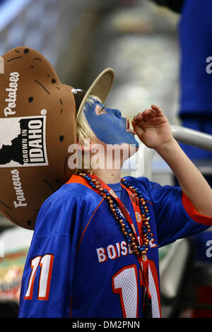 Boise State Broncos Kampf gegen TCU gehörnte Frösche in der 39. jährlichen Fiesta Bowl Tostitos gesponsert.  Boise State Ventilatoren sind in Kraft vor Beginn der Fiesta Bowl gegen TCU. (Kredit-Bild: © Tony Leon/Southcreek Global/ZUMApress.com) Stockfoto