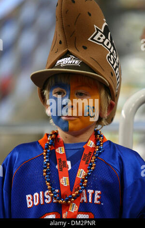Boise State Broncos Kampf gegen TCU gehörnte Frösche in der 39. jährlichen Fiesta Bowl Tostitos gesponsert.  Boise State Ventilatoren sind in Kraft vor Beginn der Fiesta Bowl gegen TCU. (Kredit-Bild: © Tony Leon/Southcreek Global/ZUMApress.com) Stockfoto