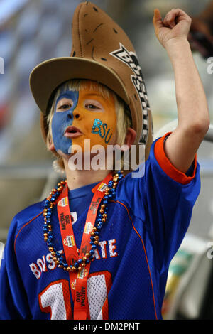 Boise State Broncos Kampf gegen TCU gehörnte Frösche in der 39. jährlichen Fiesta Bowl Tostitos gesponsert.  Boise State Ventilatoren sind in Kraft vor Beginn der Fiesta Bowl gegen TCU. (Kredit-Bild: © Tony Leon/Southcreek Global/ZUMApress.com) Stockfoto