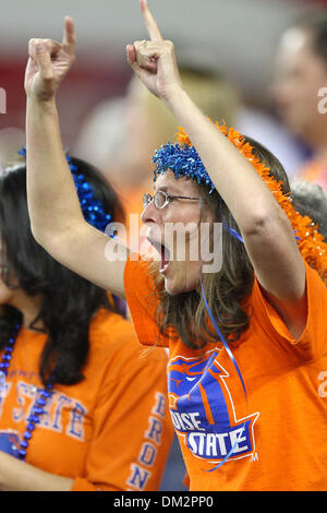 Boise State Broncos Kampf gegen TCU gehörnte Frösche in der 39. jährlichen Fiesta Bowl Tostitos gesponsert.  Boise State Ventilatoren sind in Kraft vor Beginn der Fiesta Bowl gegen TCU. (Kredit-Bild: © Tony Leon/Southcreek Global/ZUMApress.com) Stockfoto