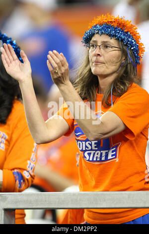 Boise State Broncos Kampf gegen TCU gehörnte Frösche in der 39. jährlichen Fiesta Bowl Tostitos gesponsert.  Boise State Ventilatoren sind in Kraft vor Beginn der Fiesta Bowl gegen TCU. (Kredit-Bild: © Tony Leon/Southcreek Global/ZUMApress.com) Stockfoto