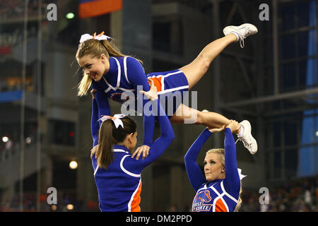 Boise State Broncos Kampf gegen TCU gehörnte Frösche in der 39. jährlichen Fiesta Bowl Tostitos gesponsert. Boise State Cheerleader bekommen die Boise St.  Fans gehen. (Kredit-Bild: © Tony Leon/Southcreek Global/ZUMApress.com) Stockfoto