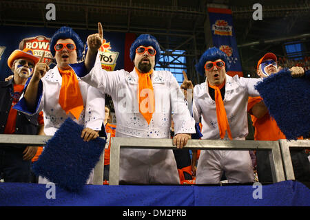 Boise State Broncos Kampf gegen TCU gehörnte Frösche in der 39. jährlichen Fiesta Bowl Tostitos gesponsert.  Boise State Ventilatoren sind in Kraft vor Beginn der Fiesta Bowl gegen TCU. (Kredit-Bild: © Tony Leon/Southcreek Global/ZUMApress.com) Stockfoto