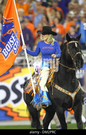 Boise State Broncos Kampf gegen TCU gehörnte Frösche in der 39. jährlichen Fiesta Bowl Tostitos gesponsert.  Boise State ist auf dem Gebiet von Boise State Fahrer und ihr Maskottchen Bronco auf geführt. (Kredit-Bild: © Tony Leon/Southcreek Global/ZUMApress.com) Stockfoto