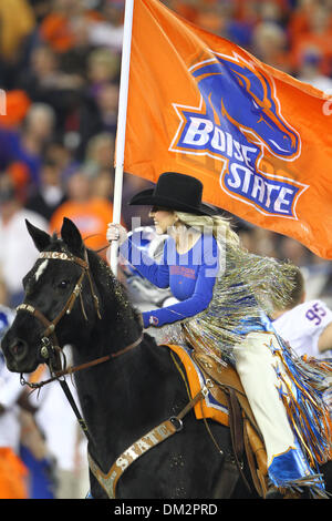 Boise State Broncos Kampf gegen TCU gehörnte Frösche in der 39. jährlichen Fiesta Bowl Tostitos gesponsert.  Boise State ist auf dem Gebiet von Boise State Fahrer und ihr Maskottchen Bronco auf geführt. (Kredit-Bild: © Tony Leon/Southcreek Global/ZUMApress.com) Stockfoto
