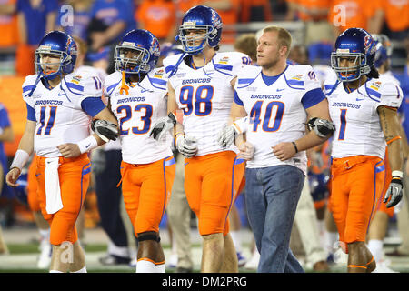 Boise State Broncos Kampf gegen TCU gehörnte Frösche in der 39. jährlichen Fiesta Bowl Tostitos gesponsert.  Boise State Spieler Boise State quarterback Kellen Moore, Boise State Sicherheit Michael Berry, Boise State defensive End Ryan Winterswyk, Boise State-Tight-End Richie Brockel und Boise State Cornerback Kyle Wilson gehen für den Münzwurf. (Kredit-Bild: © Tony Leon/Southc Stockfoto