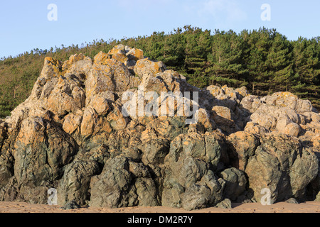 Basaltic Pillow Lavagestein am Llanddwyn Strand in Insel Geopark in Newborough Forest, Isle of Anglesey, North Wales, Großbritannien, ausgesetzt Stockfoto