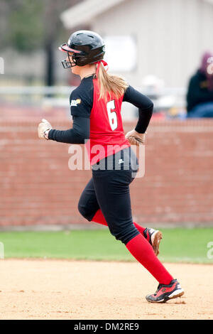 Louisiana Classic: Bryant Bulldoggen an der Louisiana-Lafayette Ragin Cajuns; Lana Bowers kreist die Grundlagen nach der Kollision mit einem Homerun während eines Spiels gegen Bryant College; Lamson Park, Lafayette, Louisiana (Kredit-Bild: © John Korduner/Southcreek Global/ZUMApress.com) Stockfoto