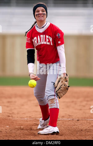 Louisiana Classic: Bryant Bulldoggen an der Louisiana-Lafayette Ragin Cajuns; Bradley Krug Amanda Clack windet sich für einen Pitch während eines Spiels gegen Syrakus; Lamson Park, Lafayette, Louisiana (Kredit-Bild: © John Korduner/Southcreek Global/ZUMApress.com) Stockfoto