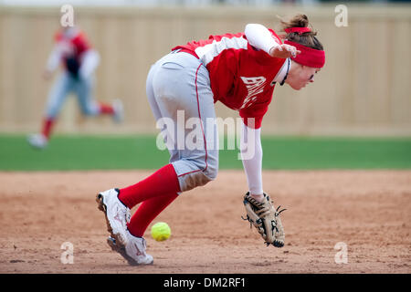 Louisiana Classic: Bryant Bulldoggen an der Louisiana-Lafayette Ragin Cajuns; Bradley dritte Baseman Megan O'Malley verpasst knapp fielding einen stark hit Boden-Ball; Lamson Park, Lafayette, Louisiana (Kredit-Bild: © John Korduner/Southcreek Global/ZUMApress.com) Stockfoto