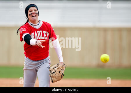 Louisiana Classic: Bryant Bulldoggen an der Louisiana-Lafayette Ragin Cajuns; Bradley Krug Amanda Clack windet sich für einen Pitch während eines Spiels gegen Syrakus; Lamson Park, Lafayette, Louisiana (Kredit-Bild: © John Korduner/Southcreek Global/ZUMApress.com) Stockfoto