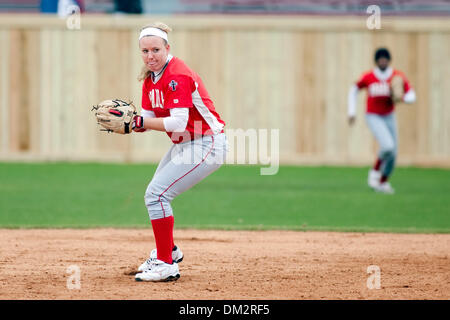 Louisiana Classic: Bryant Bulldoggen an der Louisiana-Lafayette Ragin Cajuns; Bradley Shortstop Lauren Meister wirft ein Läufer nach fielding einen Boden-Ball; Lamson Park, Lafayette, Louisiana (Kredit-Bild: © John Korduner/Southcreek Global/ZUMApress.com) Stockfoto