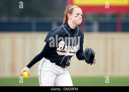 Louisiana Classic: Bryant Bulldoggen an der Louisiana-Lafayette Ragin Cajuns; Bryant College Krug Bretagne Hart feuert einen Stellplatz in einem Spiel gegen Louisiana-Lafayette; Lamson Park, Lafayette, Louisiana (Kredit-Bild: © John Korduner/Southcreek Global/ZUMApress.com) Stockfoto