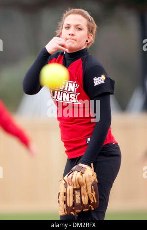 Louisiana Classic: Bryant Bulldoggen an der Louisiana-Lafayette Ragin Cajuns; Louisiana-Lafayette Entlastung Krug Stellplätze Paige Cavallin während eines Spiels gegen Bryant College; Lamson Park, Lafayette, Louisiana (Kredit-Bild: © John Korduner/Southcreek Global/ZUMApress.com) Stockfoto