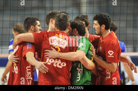 Ostrava, Tschechische Republik. 10. Dezember 2013. Spieler von Maaseik im Bild während der Volleyball Champions League 5. Runde B-Gruppenspiel gegen VK Ostrava spielte in Ostrava, Tschechische Republik, 10. Dezember 2013. © Jaroslav Ozana/CTK Foto/Alamy Live-Nachrichten Stockfoto