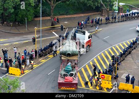 Pretoria, Südafrika. 11. Dezember 2013. Die neue Madiba-Statue auf dem Weg zum Gebäude Union am 11. Dezember 2013 in Pretoria, Südafrika. Ehemaligen Präsidenten Südafrikas, Nelson Mandela, verstarb am Abend des 5. Dezember 2013. Vom 11. bis 13. Dezember 2013 wird er zum public Viewing im Zustand liegen. Seinem Staatsbegräbnis statt findet am 15. Dezember 2013, um sein Gehöft in Qunu. Bildnachweis: Herman Verwey/Foto24/Gallo Images/Alamy Live News Stockfoto