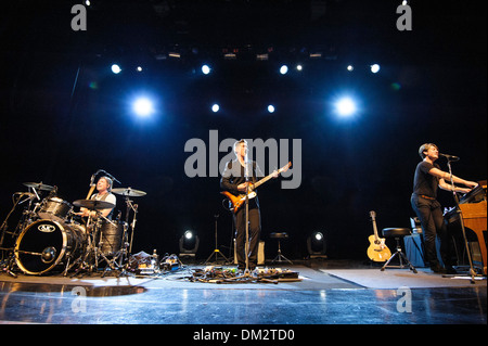 Hanson spielt IndigO2 am 12.08.2013 im IndigO2, London. Anson ist eine US-amerikanische pop-Rock-Band aus Tulsa, Oklahoma, die von den Brüdern Isaac (Gitarre, Klavier, Gesang), Taylor (Keyboards, Klavier, Gitarre, Schlagzeug, Gesang) und Zac (Schlagzeug, Klavier, Gitarre, Gesang) gegründet. Personen im Bild: Isaac Hanson, Taylor Hanson, Zac Hanson. Bild von Julie Edwards Stockfoto