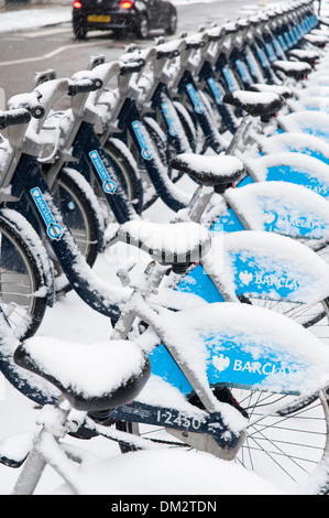 Barclays Cycle Hire. Schneebedeckte, Fahrrad-Verleih-Station in der City of London, London, England Stockfoto