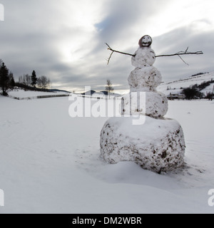 Einen Schneemann auf dem Hof im Dorf closeup Stockfoto