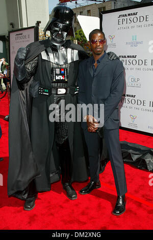 12. Mai 2002 - Los Angeles, Kalifornien - STAR WARS EPISODE II Angriff der Klonkrieger. LOS ANGELES PREMIERE PROFITIEREN DIE. FULLFILLMENT-FONDS, IST HELD AM GRAUMAN CHINESISCHEN. THEATER. AHMED BEST UND DARTH VADER. FITZROY BARRETT / 12.05.2002 K24997FB (D) (Kredit-Bild: © Globe Photos/ZUMAPRESS.com) Stockfoto