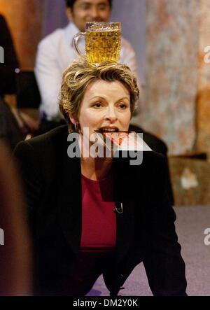 12. November 2002 - London, Großbritannien - Â © ELLIS O'BRIEN / LinkUK 11.12.02.'' EXKLUSIVE ''.'' FRANK SKINNER SHOW''-SHOW 10 - ITV. BRENDA BLETHYN. K27201 LINKUK / (Kredit-Bild: © Globe Photos/ZUMAPRESS.com) Stockfoto